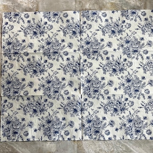 Blau-weiße Chinoiseries-Serviette mit Wildblumen und Blättern für Serviettentechnik, Cocktail-Serviette für Untersetzer, Schmuckbox, Kerze und DIY-Material