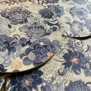 Blauwwitte chinoiserie bloemen ronde houten onderzetters met kurk basis gouden rand, artistieke tafeldecoratie, kantoor, salontafelbescherming, cadeau