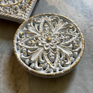Mini geschnitzter Holz-Tischständer - runder quadratischer Blumenweißgold-Riser-dekorativer Stand, kompliziertes Design für Wohnkultur & Displays