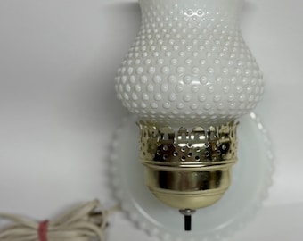 Aplique de pared de vidrio opalino con diseño de puntos en relieve y cable - probado y en funcionamiento