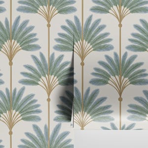 Może przedstawiać: Tapeta z powtarzającym się wzorem stylizowanych palm. Każde drzewo ma brązowy pień, okrągły detal i wachlarz niebiesko-zielonych liści na kremowym tle. Projekt jest symetryczny i nawiązuje do tropikalnego motywu.