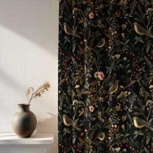 Könnte beinhalten: Ein dunkler floraler Vorhang mit einem Muster aus Vögeln, Blättern und Beeren. Das Design umfasst beige Vögel, grüne Blätter und rote Beeren auf schwarzem Hintergrund. Eine Vase mit getrockneten Blumen steht neben dem Vorhang.