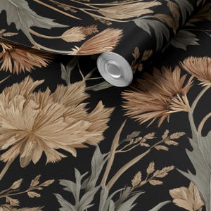 Könnte beinhalten: Schwarze Tapete mit einem detaillierten Blumenmuster. Das Design zeigt große, stilisierte Blumen in Beige- und Brauntönen, ergänzt durch grüne und graue Blätter. Die Tapete ist aufgerollt und zeigt das sich wiederholende Blumenmotiv.