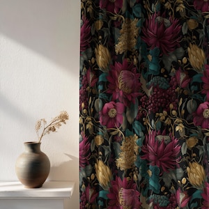Op de afbeelding: Bloemen gordijn paneel met een donkere achtergrond, met grote, gestileerde bloemen in tinten van magenta, blauwgroen en goud. Het ontwerp bevat gedetailleerde botanische elementen, waardoor een rijke en textuurrijke uitstraling ontstaat. Een vaas met gedroogde bloemen staat op een wit oppervlak.