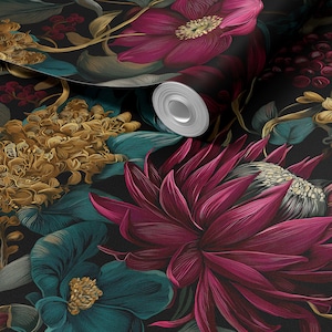 Puede incluir: Papel pintado floral con grandes flores estilizadas en tonos magenta, turquesa y dorado sobre un fondo negro. El diseño incluye elementos botánicos detallados y una sección enrollada del papel pintado.