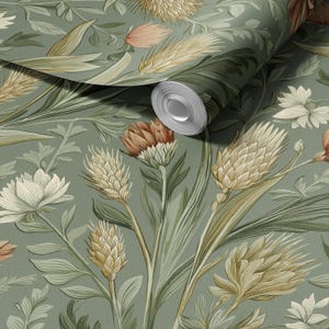 Może przedstawiać: Rolka tapety z szczegółowym botanicznym wzorem. Wzór przedstawia ilustracje kwiatów, liści i główek nasion w odcieniach zieleni, beżu i brzoskwini. Zrolowana sekcja pokazuje grubość papieru.