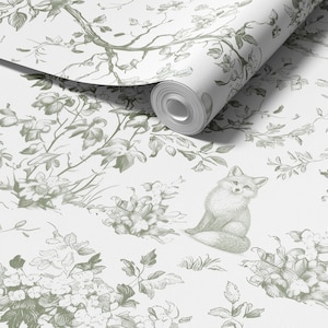 Könnte beinhalten: Tapetenrolle mit einem botanischen Design und einer Fuchsdarstellung. Das Muster zeigt detaillierte Zeichnungen von Blumen, Blättern und Zweigen in einer gedämpften grünen Farbe auf weißem Hintergrund. Der Fuchs ist in sitzender Position dargestellt.