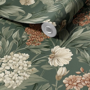 Op de afbeelding: Donkergroen behang met een bloemenpatroon met grote witte en bruine bloemen, bruine zaadclusters en gestileerde bladeren. Het behang is opgerold en onthult het patroon. Het ontwerp heeft een vintage, botanisch thema.