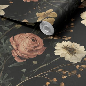 Può includere: Un rotolo di carta da parati floreale con sfondo scuro. Il design presenta fiori in stile acquerello nei toni del pesca, crema e giallo. Include rose e altri elementi botanici.