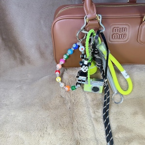 Mini neon grün Kamera Taschenanhänger, entzückender micky Taschenanhänger, bunter Pool Taschenanhänger, Seil Schlüsselbund Geldbörse Charme Zubehör, einzigartiges Geschenk