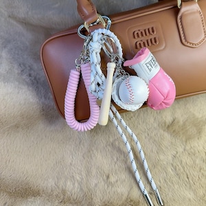 Trendy Pink Boxhandschuhe Taschenanhänger, Baseball dreiteiliger Taschenanhänger, Seil Schlüsselbund Geldbörse Charme Zubehör, einzigartiges Geschenk