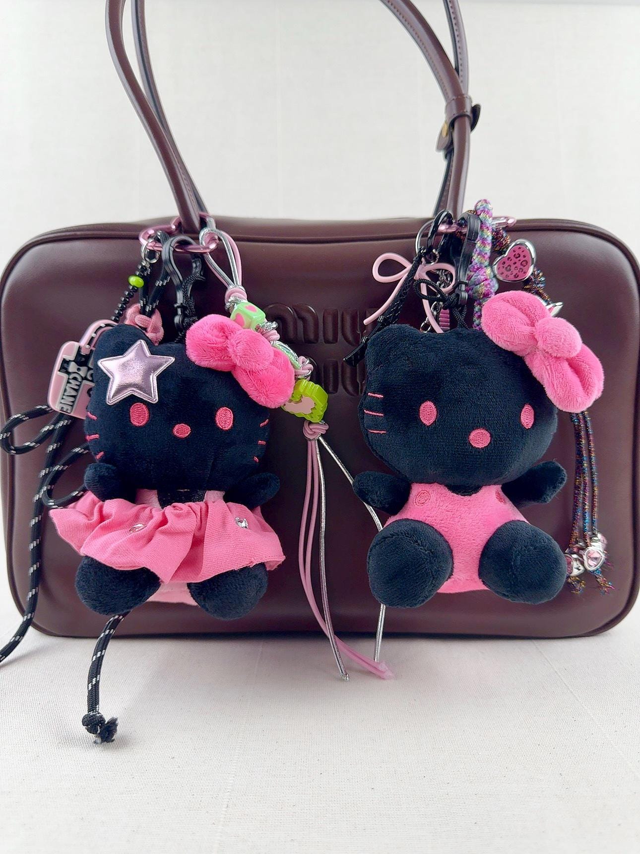 Hello Kitty pluche sleutelhanger: kleurrijk bedeltasje