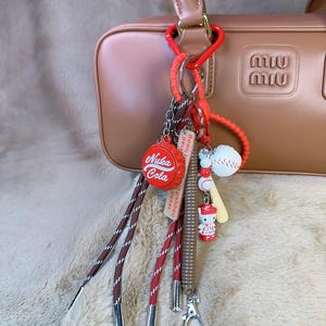 Vintage Cola Soda Flasche Cap Taschenanhänger, niedlicher Mini Baseball Hello Kitty Taschenanhänger, Seil Schlüsselbund Geldbörse Charm Zubehör, einzigartiges Geschenk