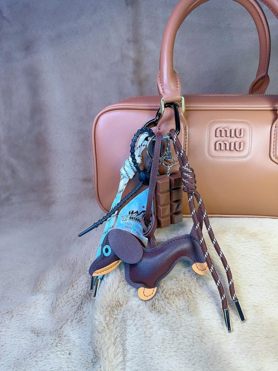 Portachiavi in pelle fatto a mano con fiore: ciondolo per borsa floreale blu - Italia