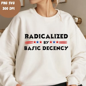 Puede incluir: Sudadera blanca con el texto "RADICALIZED BY BASIC DECENCY" en letras negras. El texto está rodeado por tres rayas rojas con cinco estrellas azules en cada raya.
