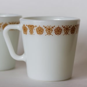 Tazas de café Pyrex con diseño de mariposa dorada, fabricadas en EE. UU., de vidrio blanco con diseño de flores de primavera, utensilios de cocina estilo retro rústico, vajilla acogedora 1410