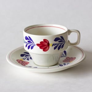 Royal Boch Boerenbont Tekopp & Fat Set Röd och Blå Handmålad Blommönster Set Tillverkad i Belgien Vintage Samlarobjekt Köksartiklar