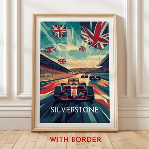 Könnte beinhalten: Gerahmter Kunstdruck mit einem Formel-1-Rennen in Silverstone. Das Kunstwerk zeigt Rennwagen auf der Strecke, Union-Jack-Flaggen und das Wort "SILVERSTONE". Die Farbpalette umfasst Rot, Blau und Grün.