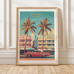 Póster art déco de Ocean Drive, Miami, Florida, con coche clásico y palmeras. Arte mural playero retro. Ilustración de South Beach. Idea de regalo única.