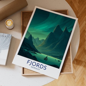 Może przedstawiać: Oprawiony wydruk artystyczny przedstawiający malowniczy widok norweskich fiordów. Grafika przedstawia wysokie góry, spokojny akwen wodny i małą żaglówkę. Wydruk ma białą obwódkę i niebieskie słowa "FJORDS NORWAY".