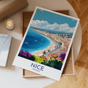 Manifesto turistico di Nizza, Francia, raffigurante la Promenade des Anglais con il mare turchese che si snoda lungo la spiaggia e la colorata costa mediterranea.