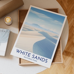 Plakat z Parkiem Narodowym White Sands przedstawiający falujące białe wydmy gipsowe na tle błękitnego nieba i odległych gór – sztuka ścienna inspirowana pustynią