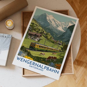 Peut inclure: Une affiche de voyage vintage pour le chemin de fer de la Wengernalpbahn en Suisse. L'affiche présente un train jaune et vert, des vaches broutant dans une prairie et des montagnes enneigées en arrière-plan. Le texte "WENGERNALPBAHN SUISSE" est affiché en bleu.