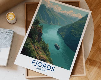 ノルウェーのフィヨルドクルーズポスター。クルーズ船、雄大な山々、穏やかな北欧の自然が描かれた、風光明媚な断崖絶壁の水路を描いた壁掛けアート。