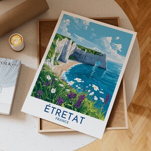 Póster de viaje de Étretat, Francia, con acantilados de tiza, arco oceánico y flores silvestres en flor. Impresión artística de pared de la pintoresca costa de Normandía para decoración del hogar.