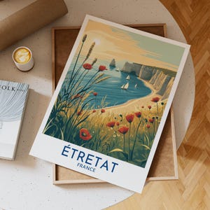 Póster de viaje de Étretat, Francia, con acantilados al atardecer, veleros y flores silvestres. Impresión artística de pared de la costa de Normandía para decoración de naturaleza y playa. Regalo.