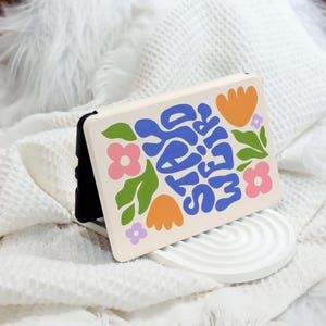 Capa Kindle Paperwhite de 6,8" com formas de letras de flores (2024/2022) e alça de mão, capa Kindle totalmente nova, capa Kindle 10th, Paperwhite personalizada