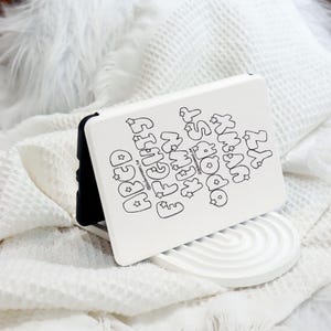 Weißes Alphabet Kindle 12th Gen (2024/2022) Paperwhite 6 "/7" Hülle mit Handschlaufe, neue Kindle Hülle, Kindle 10th Hülle, personalisierte Paperwhite