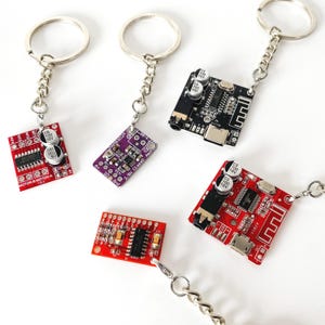Nyckelringar av återvunna chip, examenspresent till elektroingenjör, nördig inflyttningspresent, väskberlock