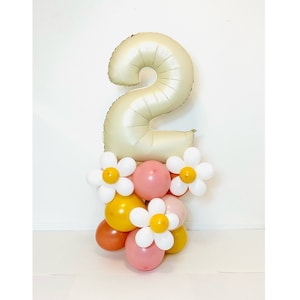 Groovy Balloon Column, Daisy Balloon, Two Groovy, Retro Balloons, Retro Birthday, Boho Daisy, Groovy, Five is a Vibe, Groovy Balloon Tower