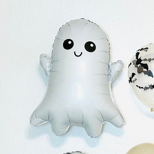 Pu&ograve; includere: Un palloncino fantasma bianco con un viso sorridente e occhi neri. Il palloncino &egrave; gonfiato e ha una superficie testurizzata.