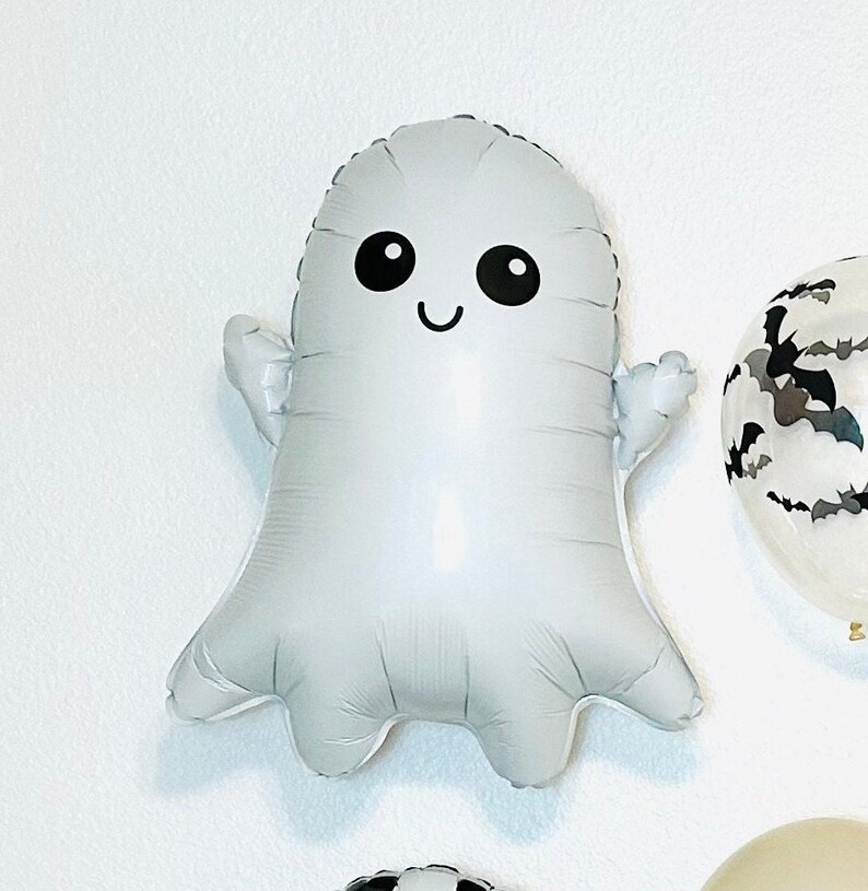 Pu&ograve; includere: Un palloncino fantasma bianco con un viso sorridente e occhi neri. Il palloncino &egrave; gonfiato e ha una superficie testurizzata.