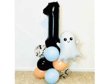 Op de afbeelding: Zwart-witte ballon met nummer één met een witte spookballon en diverse oranje, zwarte en blauwe ballonnen.