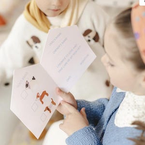 Może przedstawiać: Biała karta z niebiesko-białym wzorem. Karta zawiera sekcję na imię psa, imię właściciela, rasę i obietnicę miłości i opieki nad nowym zwierzakiem. Karta zawiera r&oacute;wnież sekcję na datę i podpis.