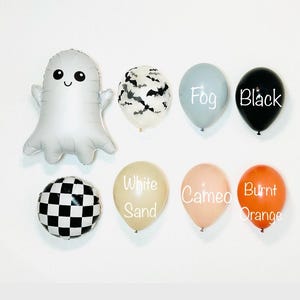 Pu&ograve; includere: Un set di palloncini per feste di Halloween con un fantasma, pipistrelli e vari colori, tra cui nero, bianco, nebbia, cammeo e arancione bruciato.