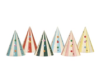 Puede incluir: Un conjunto de seis gorros de fiesta cónicos con rayas verticales en varios colores, incluyendo azul, rojo, verde oscuro, azul claro, rosa y amarillo. Cada gorro está decorado con pequeños puntos multicolores y estrellas doradas.