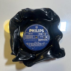 Handmade Vinyl Record Bowl – Retro Upcycled Decor, Unique Gift, Eco-Friendly Home Accent
