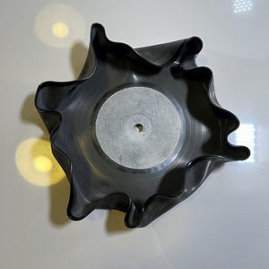 Handmade Vinyl Record Bowl – Retro Upcycled Decor, Unique Gift, Eco-Friendly Home Accent