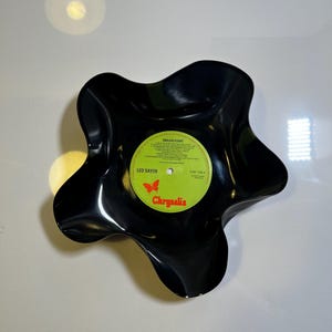 Handmade Vinyl Record Bowl – Retro Upcycled Decor, Unique Gift, Eco-Friendly Home Accent