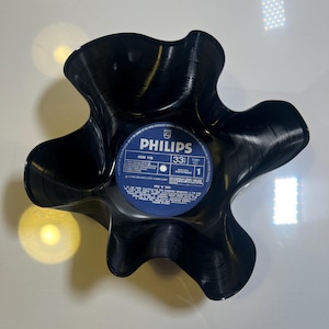 Handmade Vinyl Record Bowl – Retro Upcycled Decor, Unique Gift, Eco-Friendly Home Accent