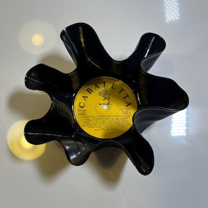 Handmade Vinyl Record Bowl – Retro Upcycled Decor, Unique Gift, Eco-Friendly Home Accent
