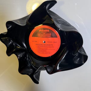 Handmade Vinyl Record Bowl – Retro Upcycled Decor, Unique Gift, Eco-Friendly Home Accent