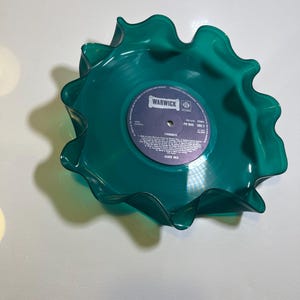 Handmade Vinyl Record Bowl – Retro Upcycled Decor, Unique Gift, Eco-Friendly Home Accent