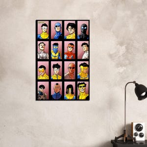 Op de afbeelding: Een ingelijste print met een raster van stripfiguurportretten. Elk portret toont een andere superheld met verschillende kostuums en uitdrukkingen. Het kleurenpalet omvat geel, blauw, rood en zwart.