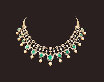 Collar de diamantes esmeralda con sello distintivo de oro de 18 quilates y gotas de perla