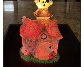Casa de Halloween con fantasmas iluminados, moldeada por soplado, años 80.